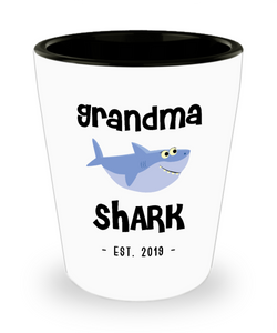 Grandma Shark Mug New Grandma Est 2019 Do Do Do Expecting Grandmas Baby Shower Pregnancy Reveal Announcement Gifts Ceramic Shot Glass